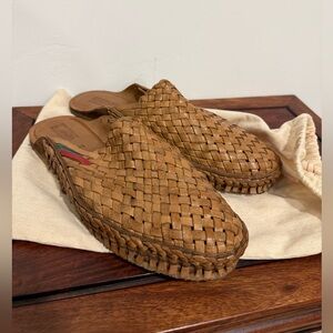 NEW Men’s Mohinder Woven City Slipper in Honey + Stripe
